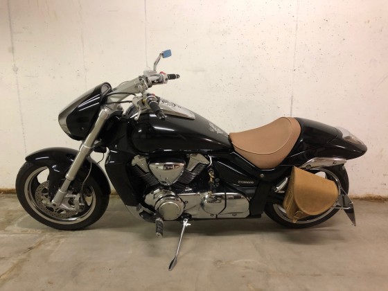 Schwingentaschenhalter von Pitbullpower und ne Tasche aus fettem Leder von Bikertaschen.de